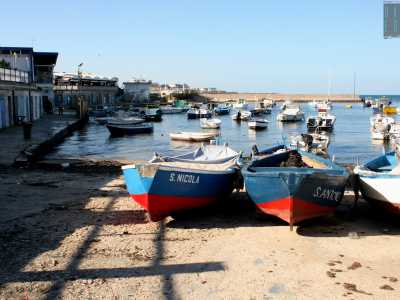 Oggi il borgo da tranquillo rifugio di pescatori (come il leggendario �fondatore� Varvamingo) si � trasformata in un vivace localit� animata a tutte le ore del giorno. Ristoranti, pizzerie, bar e gelaterie circondano il pittoresco porticciolo...